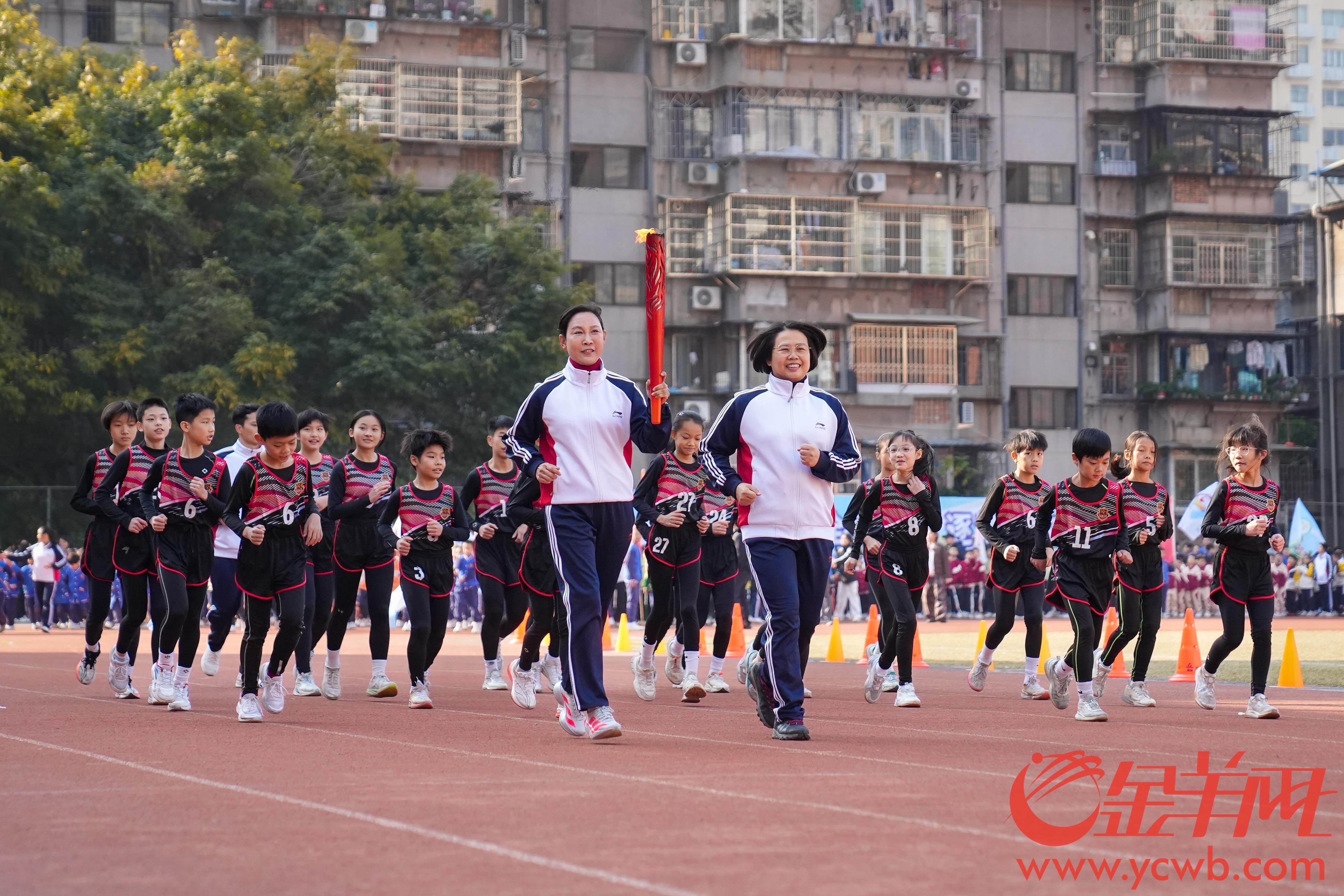 视频｜与“亚洲飞人”共传火炬小北路小学趣味体育节点燃“十五运”激情(图5)