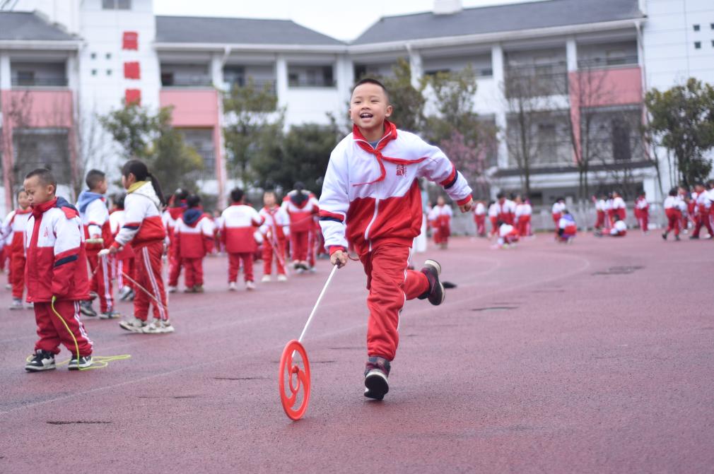 两会新华视点丨“让孩子们动起来、玩起来、笑”——代表委员热议青少年运动锻炼(图1)