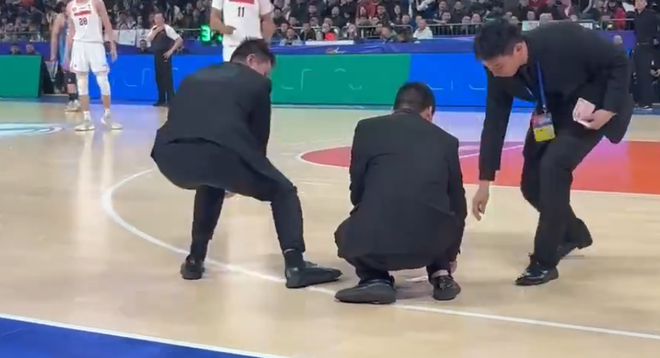 九游官网入口：CBA罚单：球迷撒钱干扰比赛 四川队罚款10万+取消赛区评奖资格(图1)