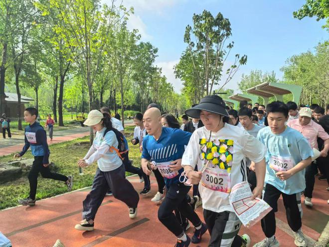 动起来！中轴线亲子跑校园体育节…… 一周校园新鲜事(图1)