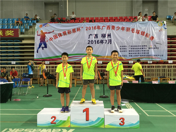劳伦斯颁奖：拜尔斯第四次获最佳女运动员追平小威纪录！(图1)