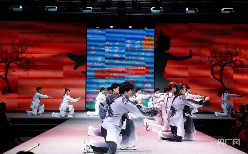 九游app：青春华章在“最美校园”绚丽绽放(图2)