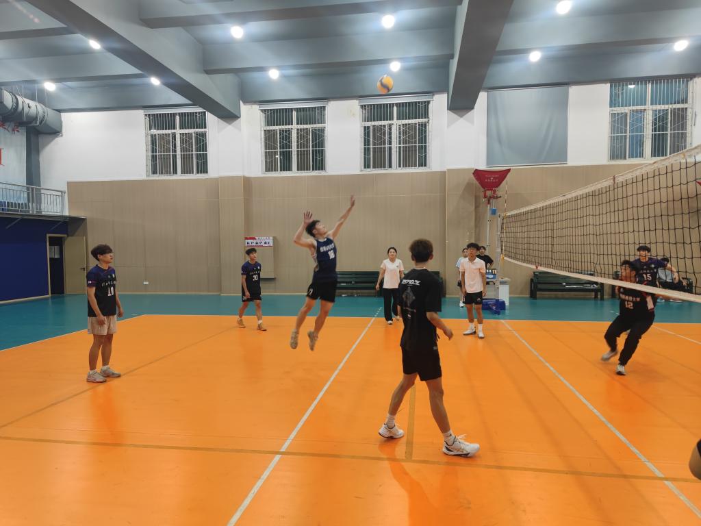 体育学院迎五秩华诞·助梦想起航欢送毕业生排球联赛火热开赛(图1)
