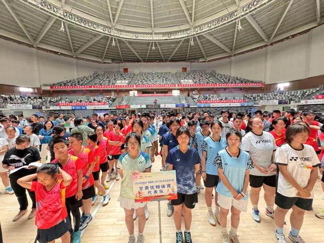 九游体育：《武威娃娃学球记：一拍一球打出个未来》——羽毛球国家一级裁判员的凉州体育梦！(图1)