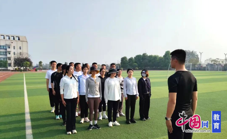 峨眉二小牵头组队参加乐山市首届体育教师基本功大赛载誉而归(图2)