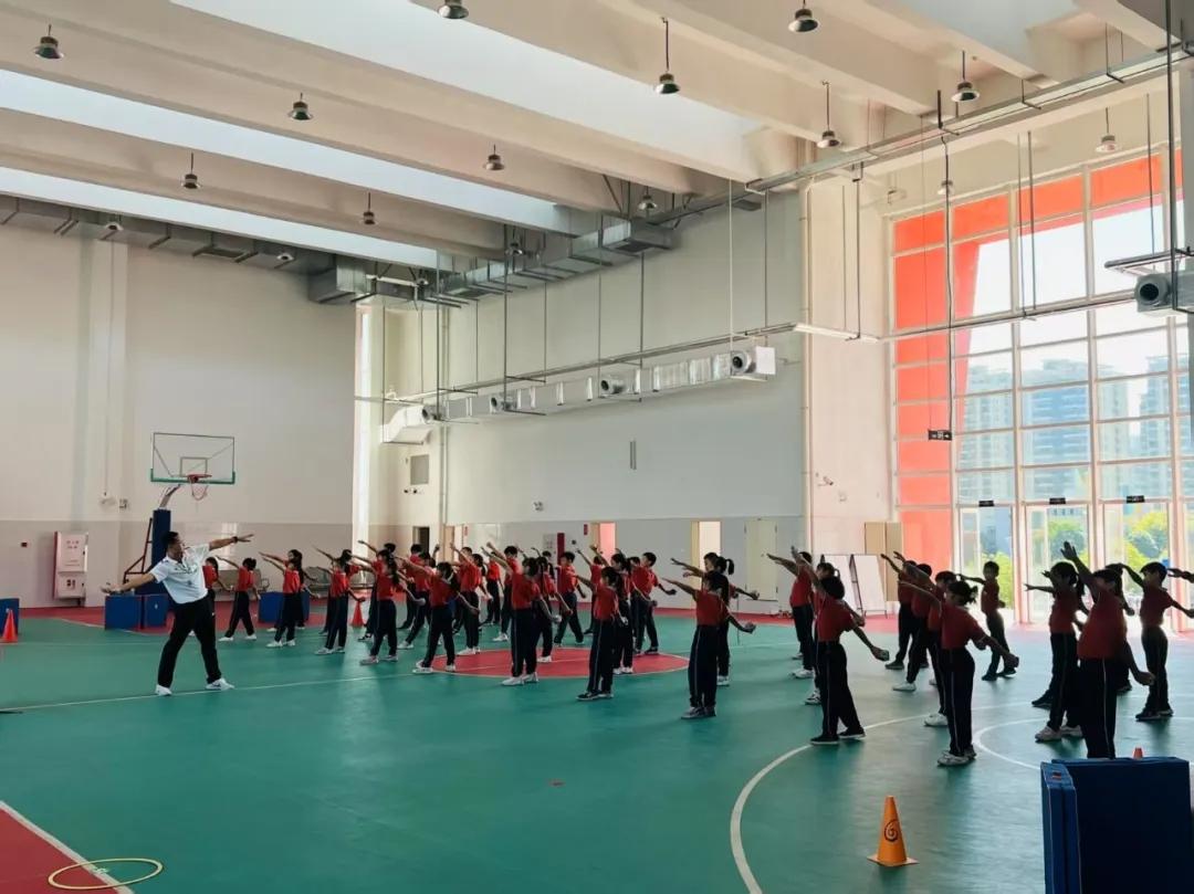 逐梦“四有”好老师广东二师校友走进人民大会堂(图1)