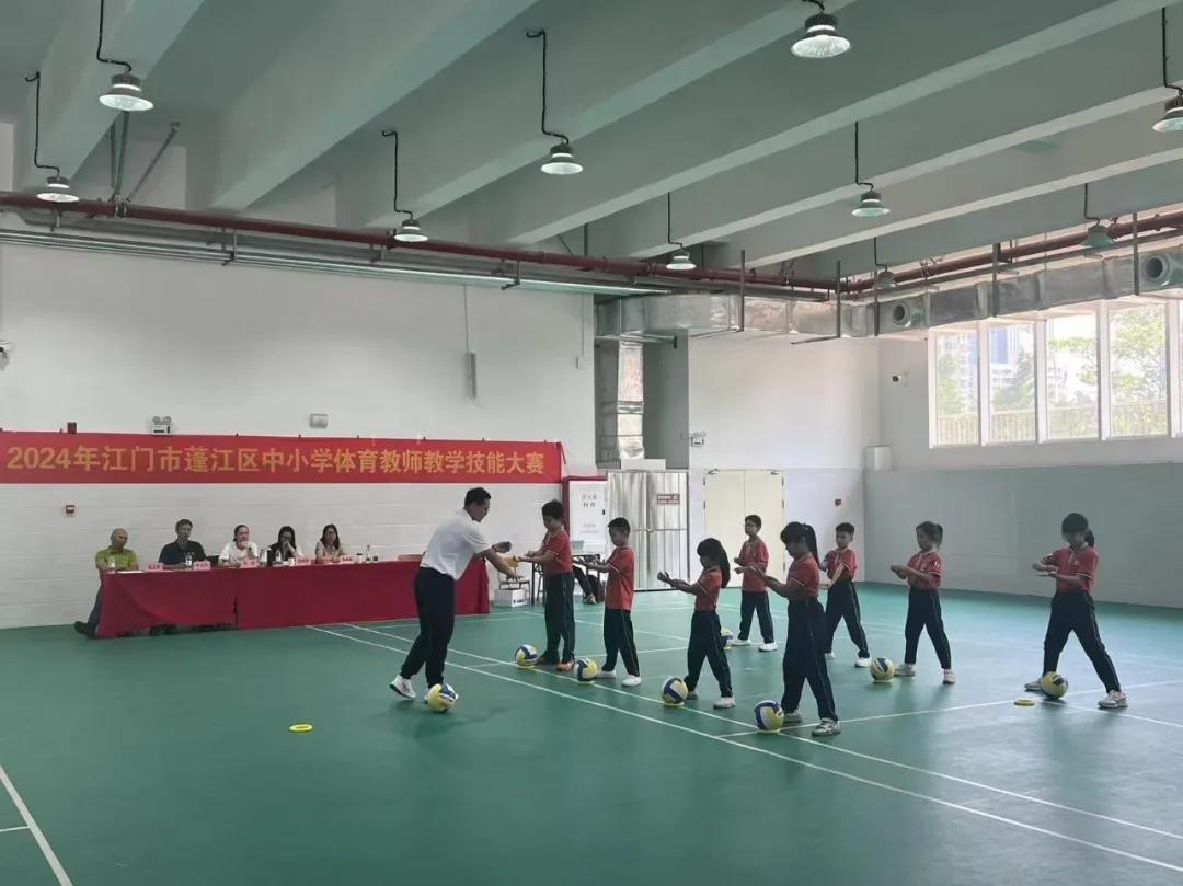 逐梦“四有”好老师广东二师校友走进人民大会堂(图2)