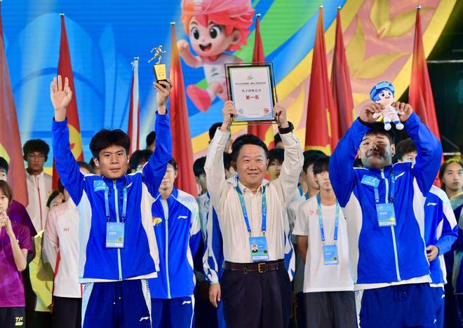 九游app：拿奖玩梗都在行 这届“小孩哥”“小孩姐”不一般(图2)