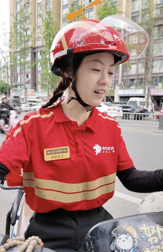 京东外卖全职骑手突破10万人 网友评选最美女骑手(图1)