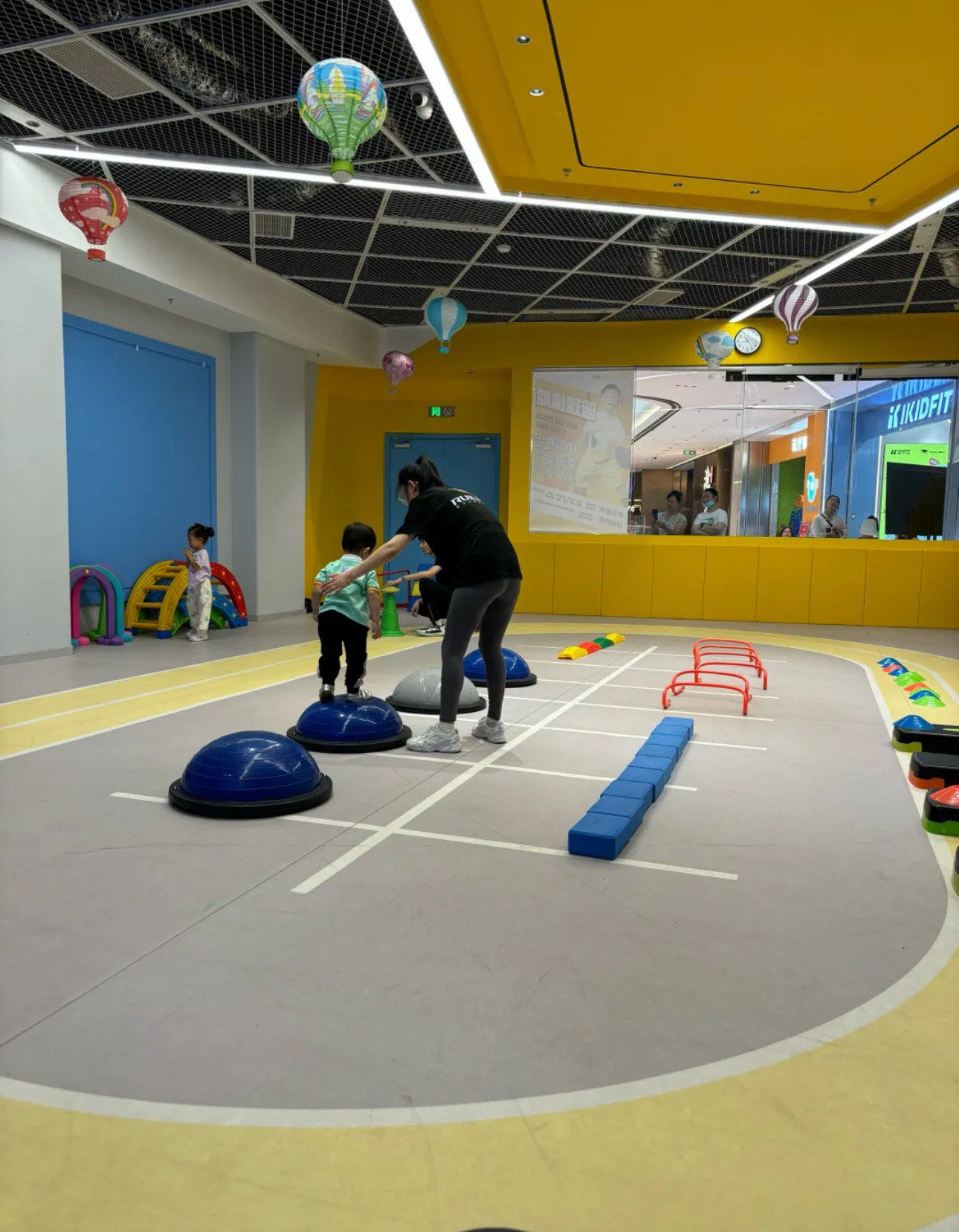 九游官网入口：石家庄市长安区第十二幼儿园开展日常篮球体能课(图1)