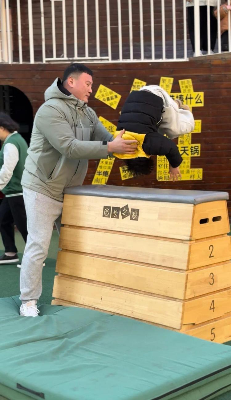 九游体育：山东一幼儿园萌娃列队跳马、障碍跑一气呵成园方：重视体育教育达13年家长对磕碰非常理解(图2)